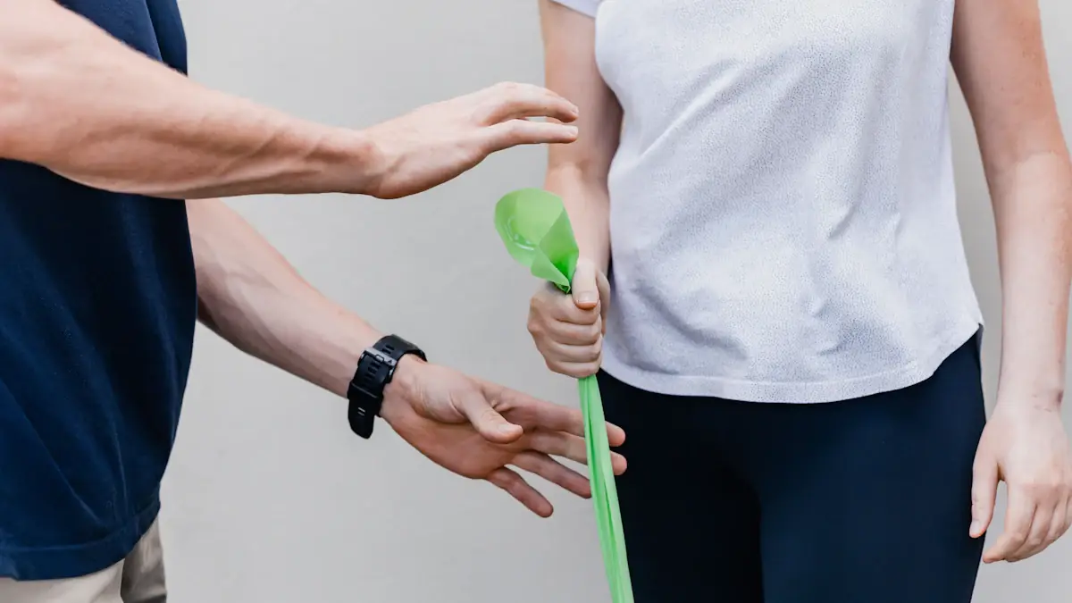 Fisioterapeuta orientando exercício de braço com faixa elástica