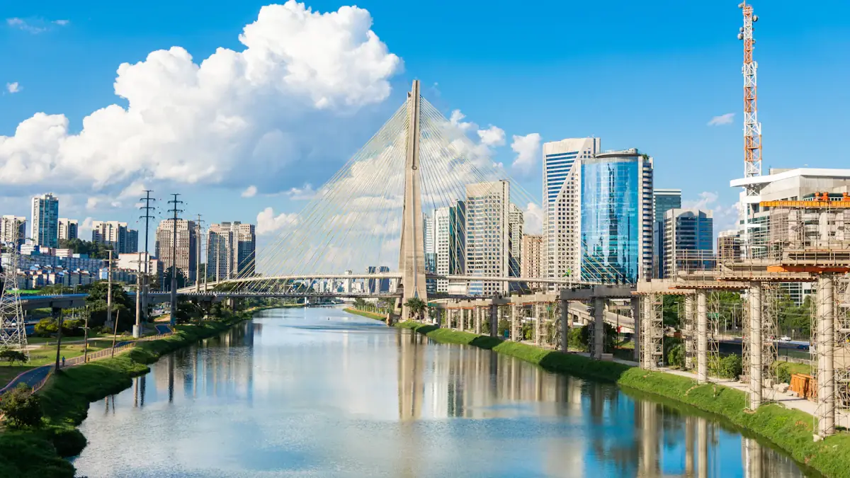 Ponte Estaiada e Rio Pinheiros, em São Paulo